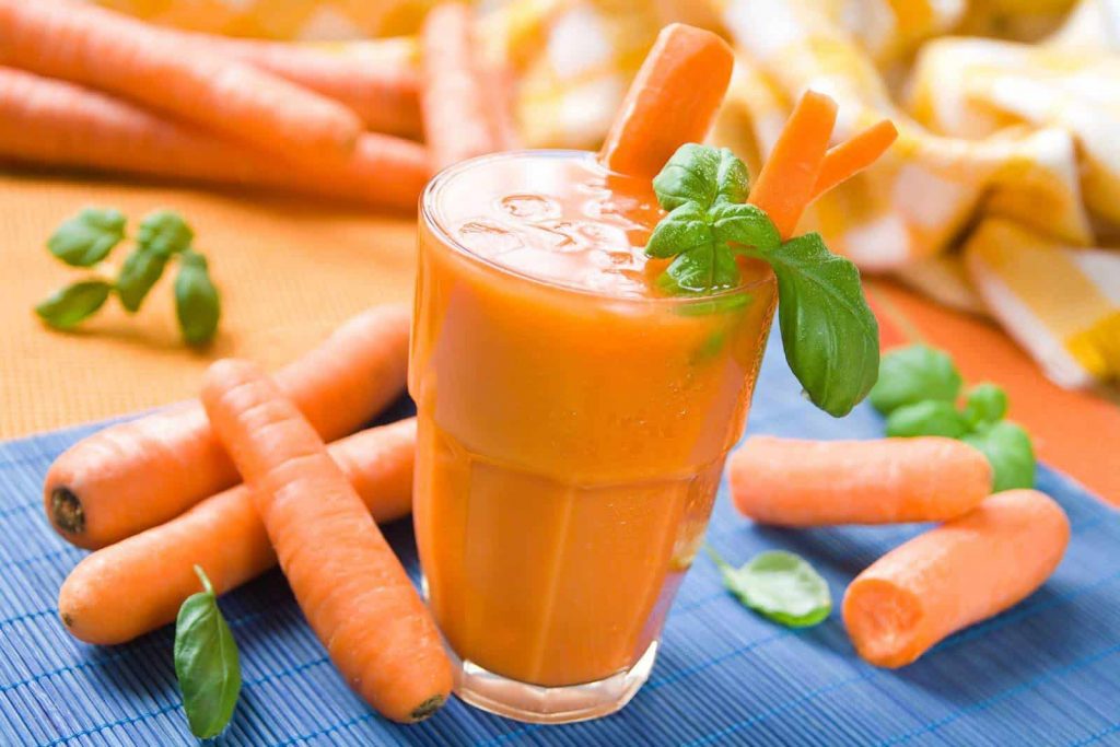 benefits of carrot juice: promote skin health