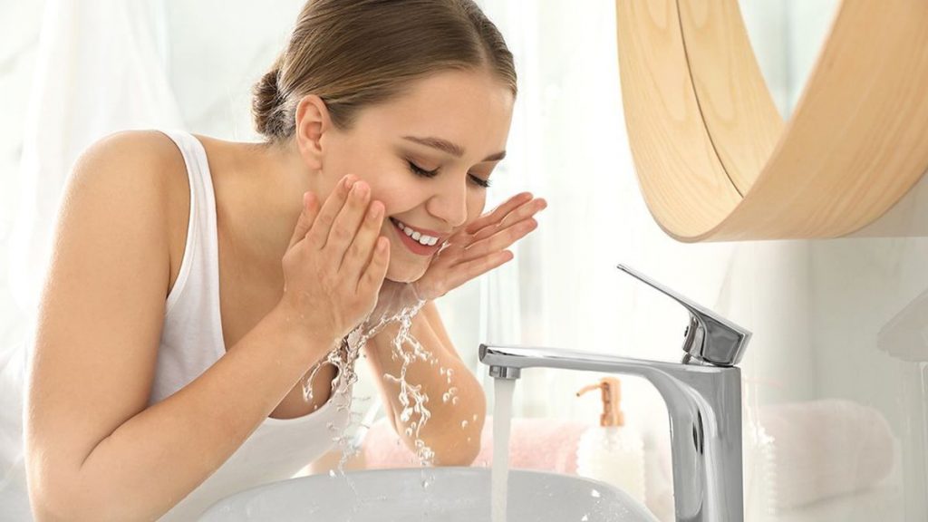 home remedies to treat teen acne: Wash the face with an oil-free face wash